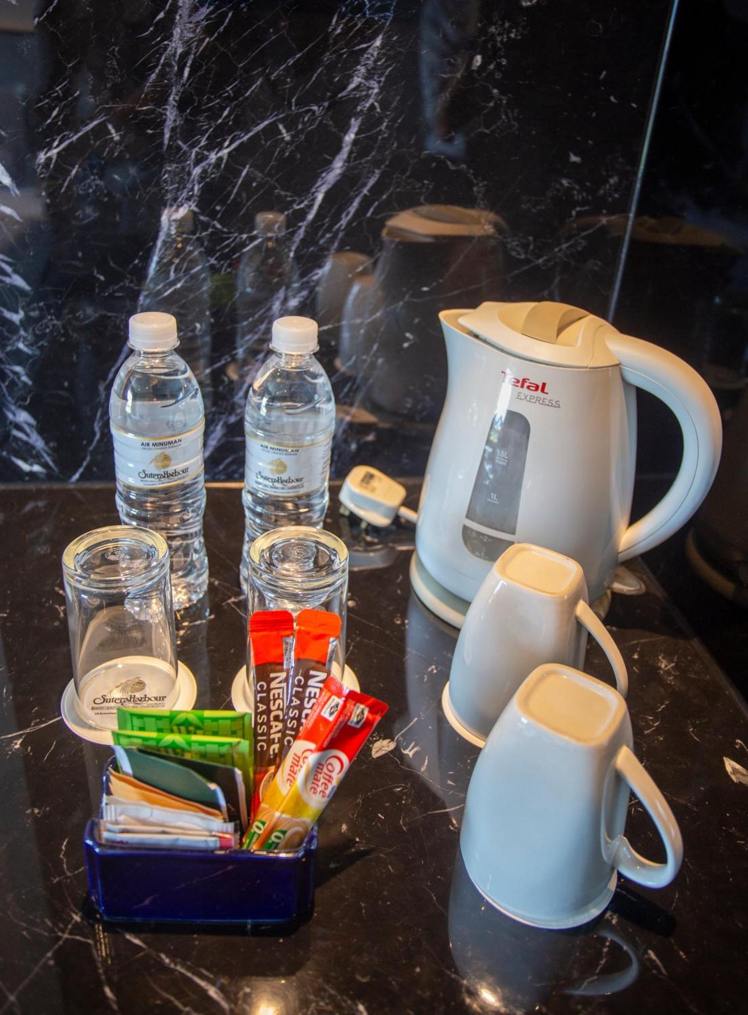 The Pacific Sutera Hotel Kota Kinabalu Ngoại thất bức ảnh A kettle with bottled water and coffee