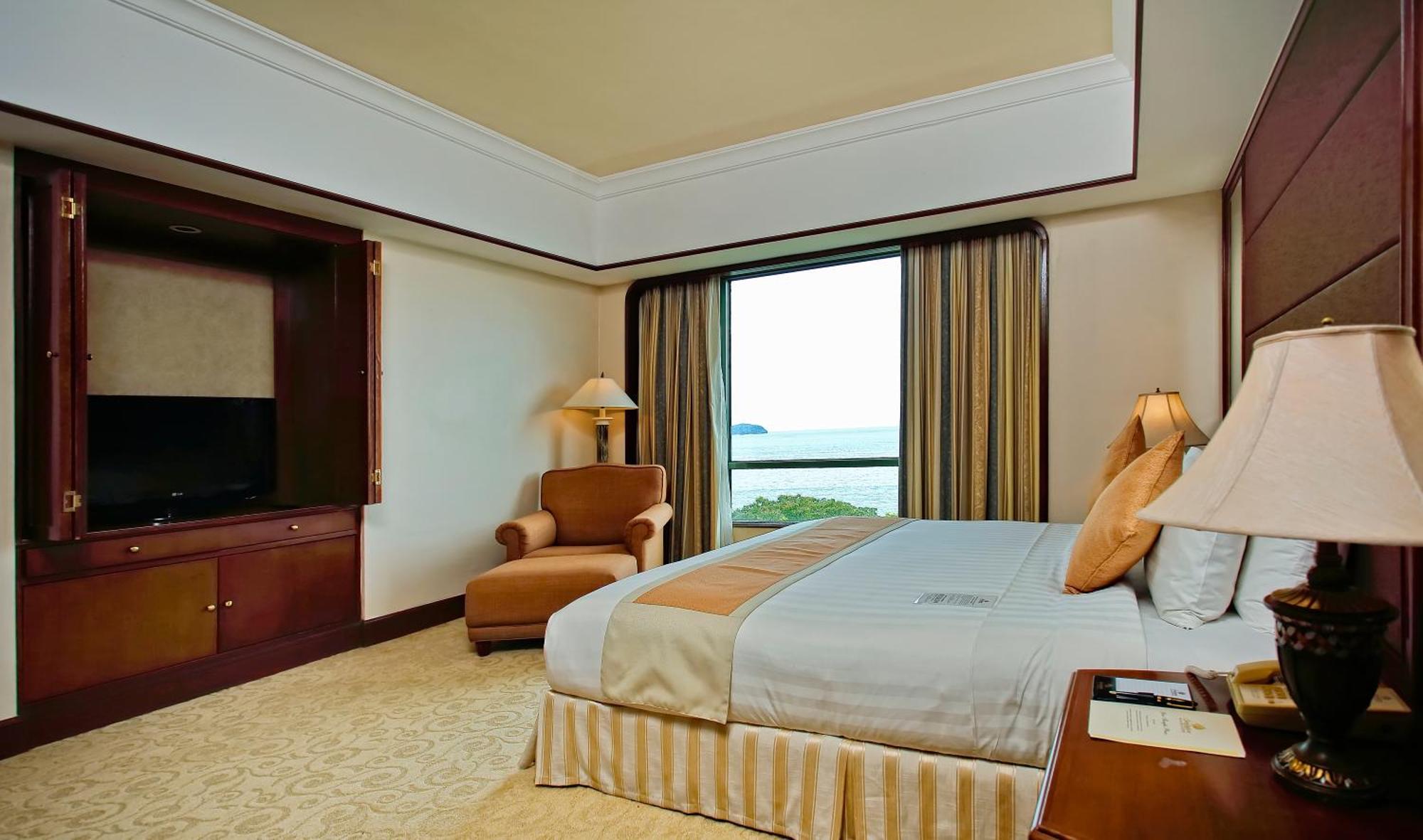 The Pacific Sutera Hotel Kota Kinabalu Ngoại thất bức ảnh A bedroom at the Shangri-La Hotel, Kuala Lumpur